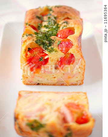 　ハムとプチトマトのケーク・サレ　　（カット画像・縦位置） 11695364