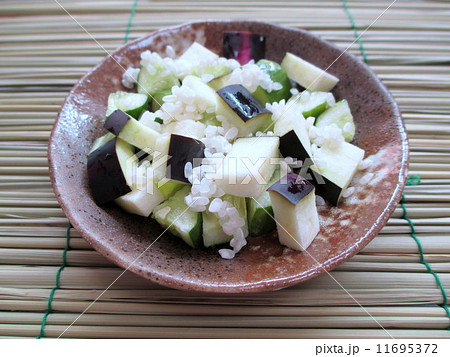 お盆　盆棚に敷く真菰(まこも)とお供え物の水の子  11695372