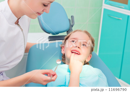 child shows the tooth dentist 11696790