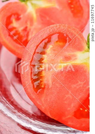 国産(浜松市産)のトマトのハーフカットです。 国産(浜松市産)のトマトのハーフカットです。 11697745