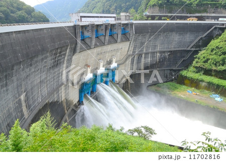 放水中の天ヶ瀬ダム 11702816
