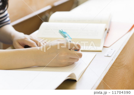 大学で授業を受ける女子大生　勉強シーン 11704390