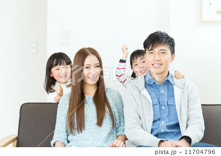 リビングの親子 11704796