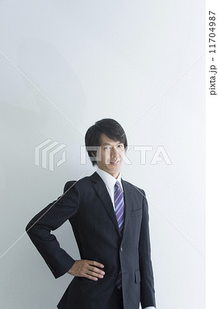 腰に手を当てるビジネスマン 11704987