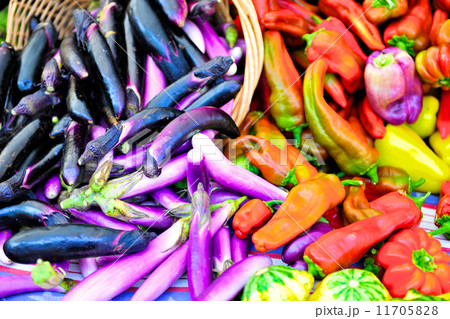 朝市の新鮮でカラフルな野菜 11705828
