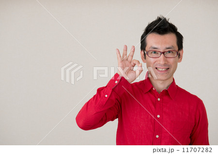 赤い服を着た40代の男性 11707282