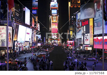 New York ニューヨーク タイムズスクエア夜景 世界でもっとも有名な繁華街の一つ 331の写真素材