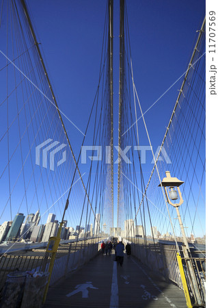 ［New York］ニューヨーク・ブルックリン橋より摩天楼のビル群を望む［Brooklyn Bridge］197 11707569