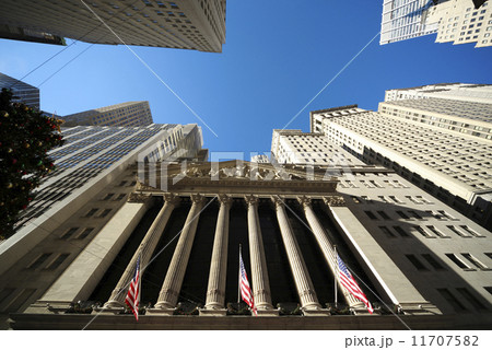 ［New York］ニューヨーク・ニューヨーク証券取引所と摩天楼のビル街を見上げるイメージ［New York Stock Exchange］815 11707582