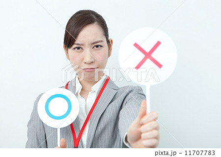 ×のプラカードを持つ女性写真 11707783