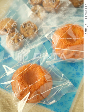 プレゼントのスイーツ　（ハイアングル） 11708337