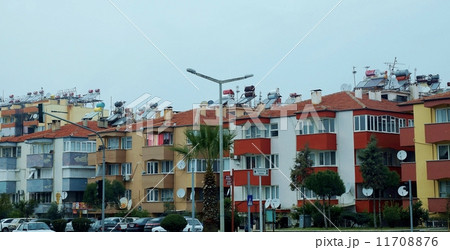 トルコ　太陽熱温水器のある街並み 11708876