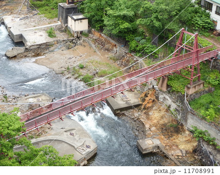 定山渓温泉にかかる赤い吊橋 11708991