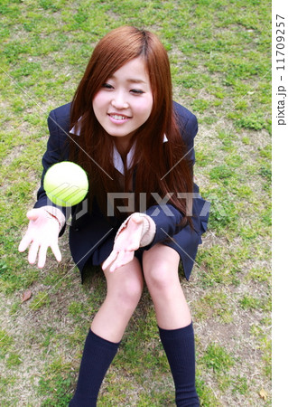 公園でボールで遊ぶ女子高生 11709257
