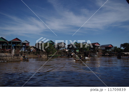 カンボジア　トンレサップ湖の水上集落群 11709839