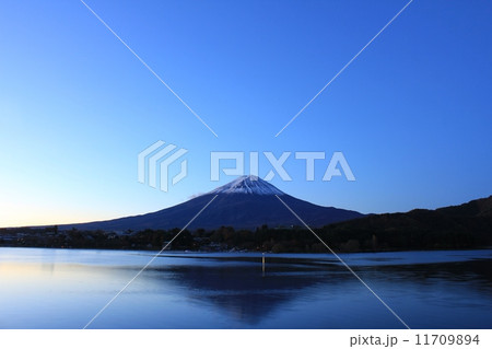 早朝の静寂たる霊峰富士 11709894