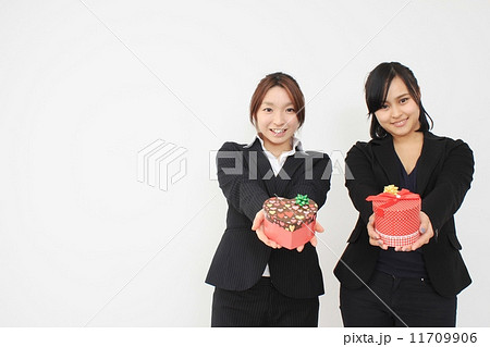 かわいい女の子からのバレンタインチョコの写真素材