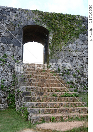 沖縄  座喜味城跡のアーチ門 11710656