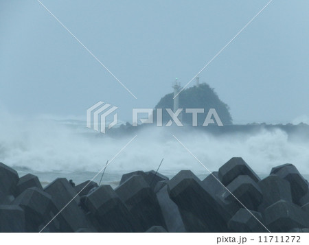 高波に浮ぶ丸島 高波に浮ぶ丸島 11711272