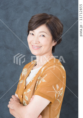 シニアの女性 11712855