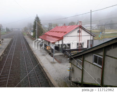 霧雨の田舎の駅 11712962