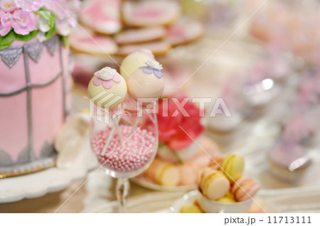 Wedding cake pops decorated with sugar flowers 11713111