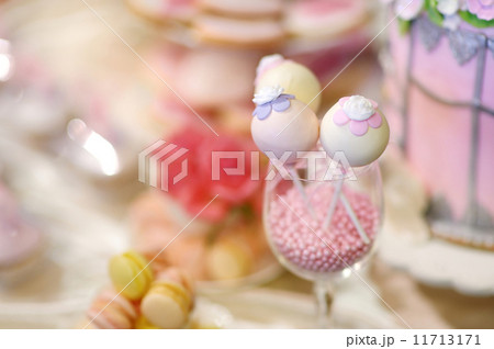 Wedding cake pops decorated with sugar flowers 11713171