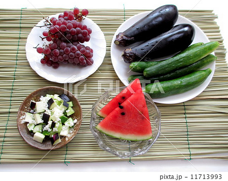 お盆　盆棚に敷く真菰(まこも)とお供え物の水の子と夏野菜とくだもの　The seasonal vegetables and fruit of an offering thing  11713993