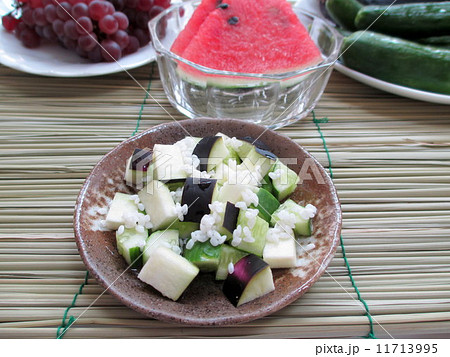お盆　盆棚に敷く真菰(まこも)とお供え物の水の子と夏野菜とくだもの　The seasonal vegetables and fruit of an offering thing  11713995