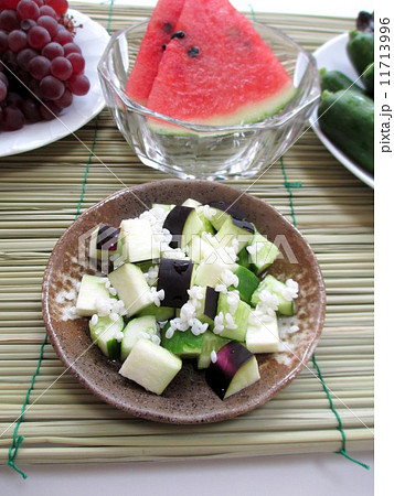 お盆　盆棚に敷く真菰(まこも)とお供え物の水の子と夏野菜とくだもの　The seasonal vegetables and fruit of an offering thing  11713996