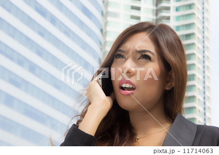 Business woman calling to connect 11714063