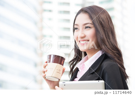Business woman holding coffee paper cup Business woman holding coffee paper cup 11714640