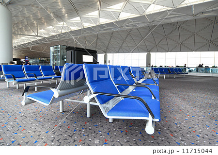 row of blue chair at airport 11715044