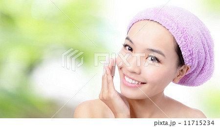 Close up of Young Girl remove makeup by Cleansing Cotton 11715234