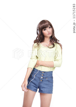 Young beautiful cool woman listen music 11715283