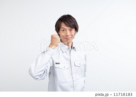 ガッツポーズをする作業服を着た男性 ガッツポーズをする作業服を着た男性 11716183