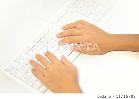 パソコンのキーボードを打つ手 パソコンのキーボードを打つ手 11716785