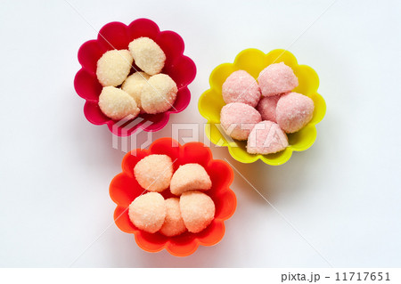sweet jelly candies in cup cake cases on white 11717651