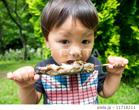 男の子がニジマスを食べている 11718211