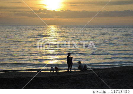 塩谷海岸で遊ぶ家族 11718439