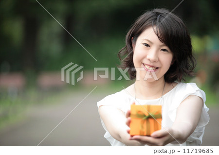 プレゼントボックスを持つ女性 プレゼントボックスを持つ女性 11719685