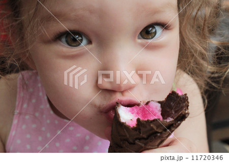 アイスクリームを食べる子ども アイスクリームを食べる子ども 11720346