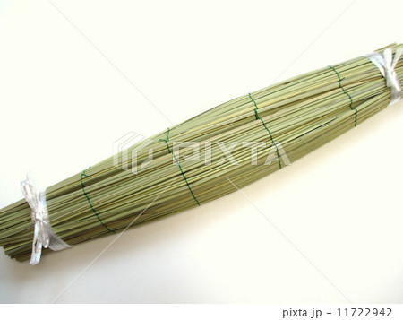お盆　天国へのお土産を包んだ真菰(まこも)　The Bon Festival of Japan   Wild rice which wrapped the offering thing  11722942