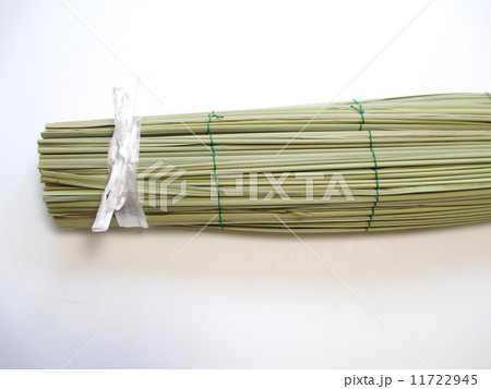 お盆　天国へのお土産を包んだ真菰(まこも)　The Bon Festival of Japan   Wild rice which wrapped the offering thing  11722945