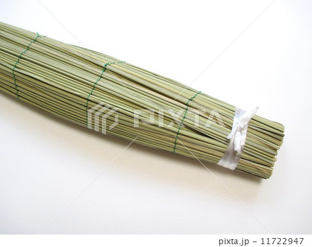 お盆　天国へのお土産を包んだ真菰(まこも)　The Bon Festival of Japan   Wild rice which wrapped the offering thing  11722947