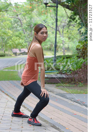 young woman yoga 11723527