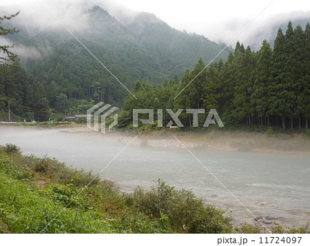 雨天時の川 11724097