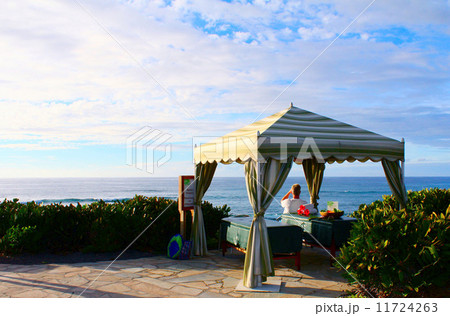 Man under the seaside tent / 海辺のテントの男性 Man under the seaside tent / 海辺のテントの男性 11724263