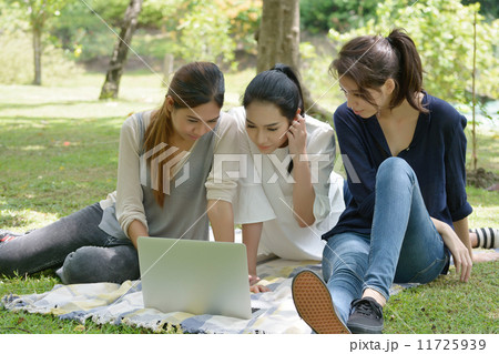 three young asian woman 11725939