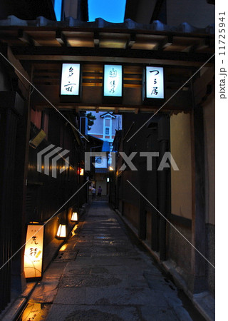 京都･祇園の路地裏（京都市東山区） 11725941